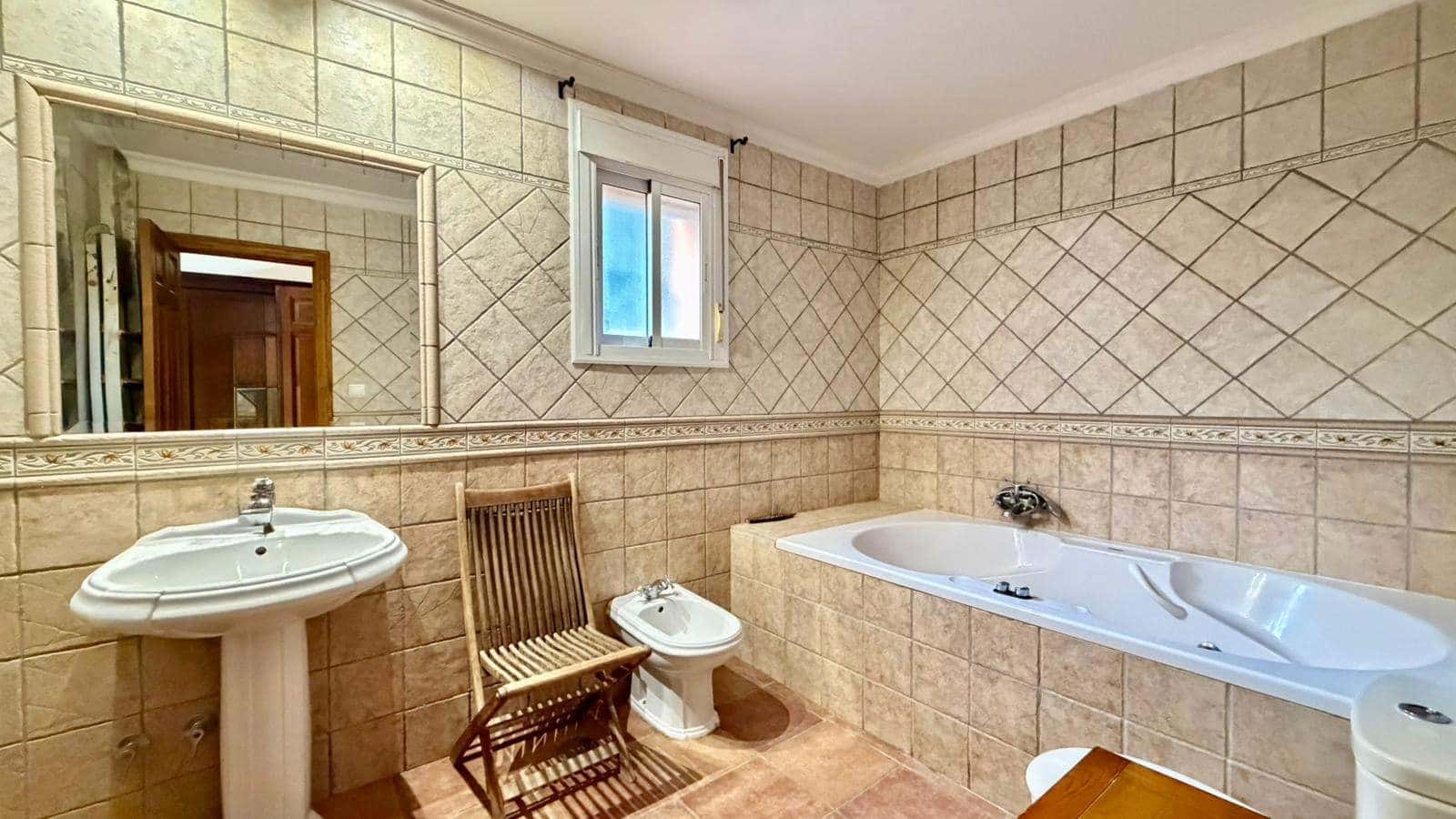 3 makuuhuone Huvila myytävänä paikassa La Linea de la Concepcion mukana uima-altaan 
autotalli - 480 000 € (Ref: 9482051)