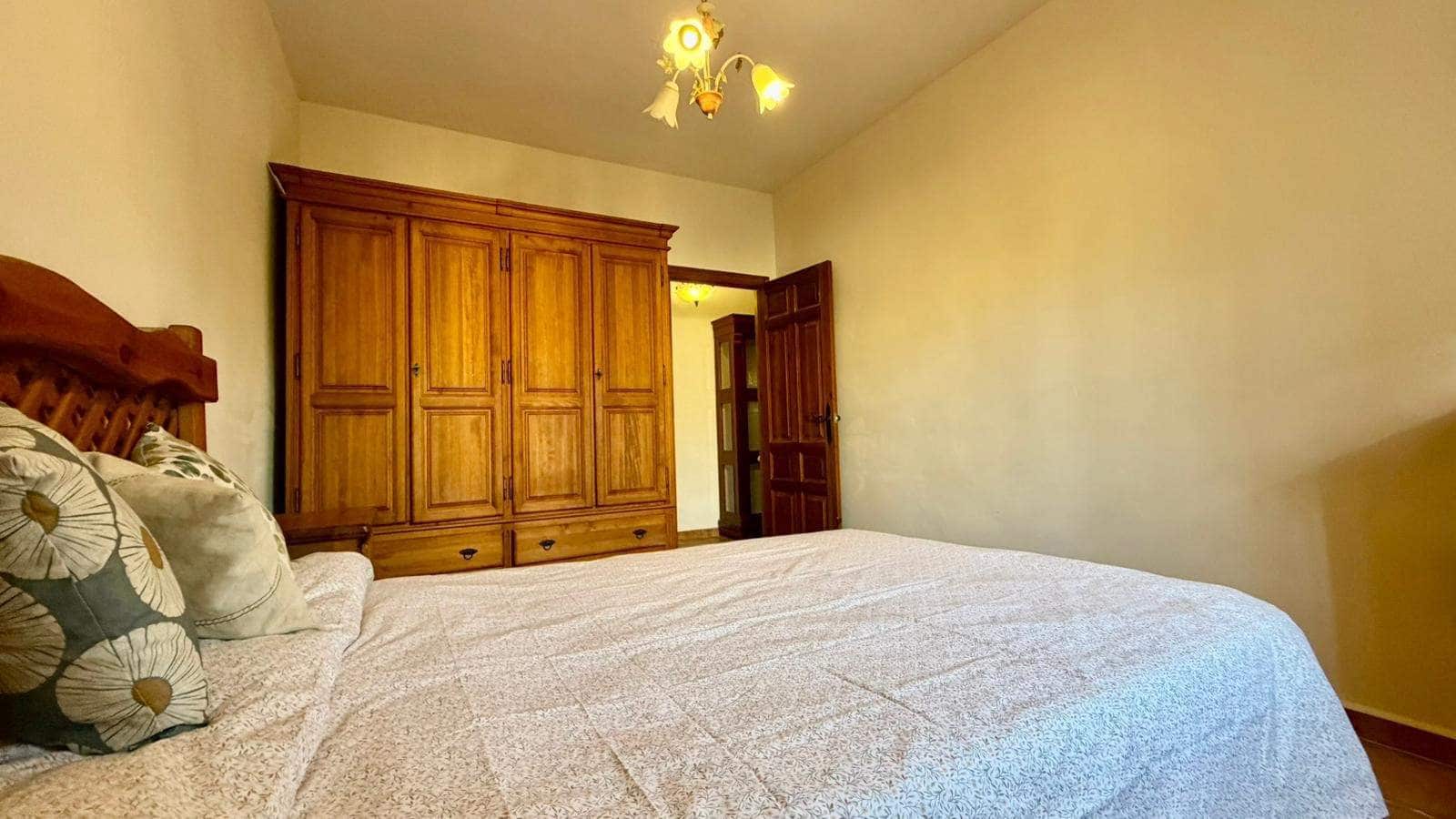 3 makuuhuone Huvila myytävänä paikassa La Linea de la Concepcion mukana uima-altaan 
autotalli - 480 000 € (Ref: 9482051)