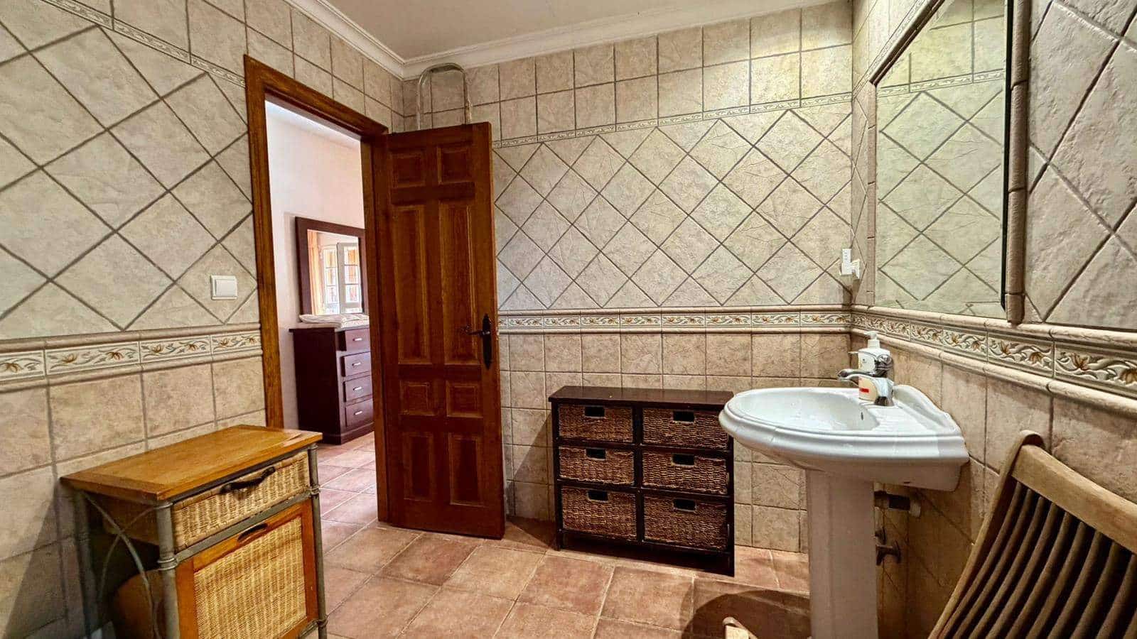 3 makuuhuone Huvila myytävänä paikassa La Linea de la Concepcion mukana uima-altaan 
autotalli - 480 000 € (Ref: 9482051)