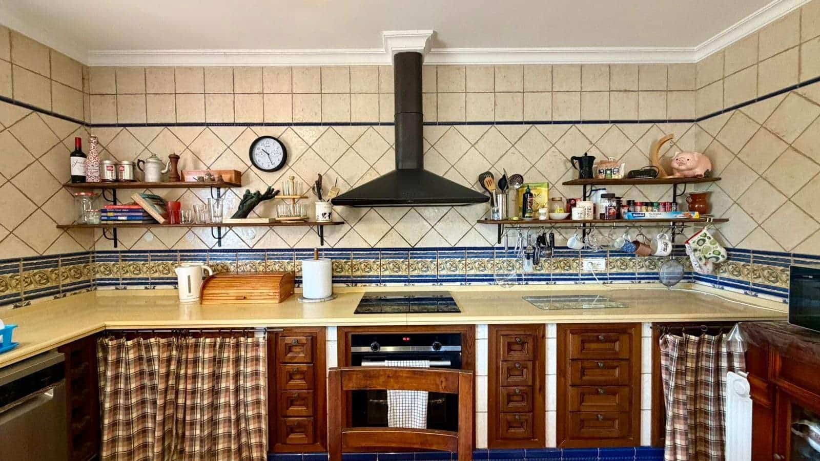 3 makuuhuone Huvila myytävänä paikassa La Linea de la Concepcion mukana uima-altaan 
autotalli - 480 000 € (Ref: 9482051)