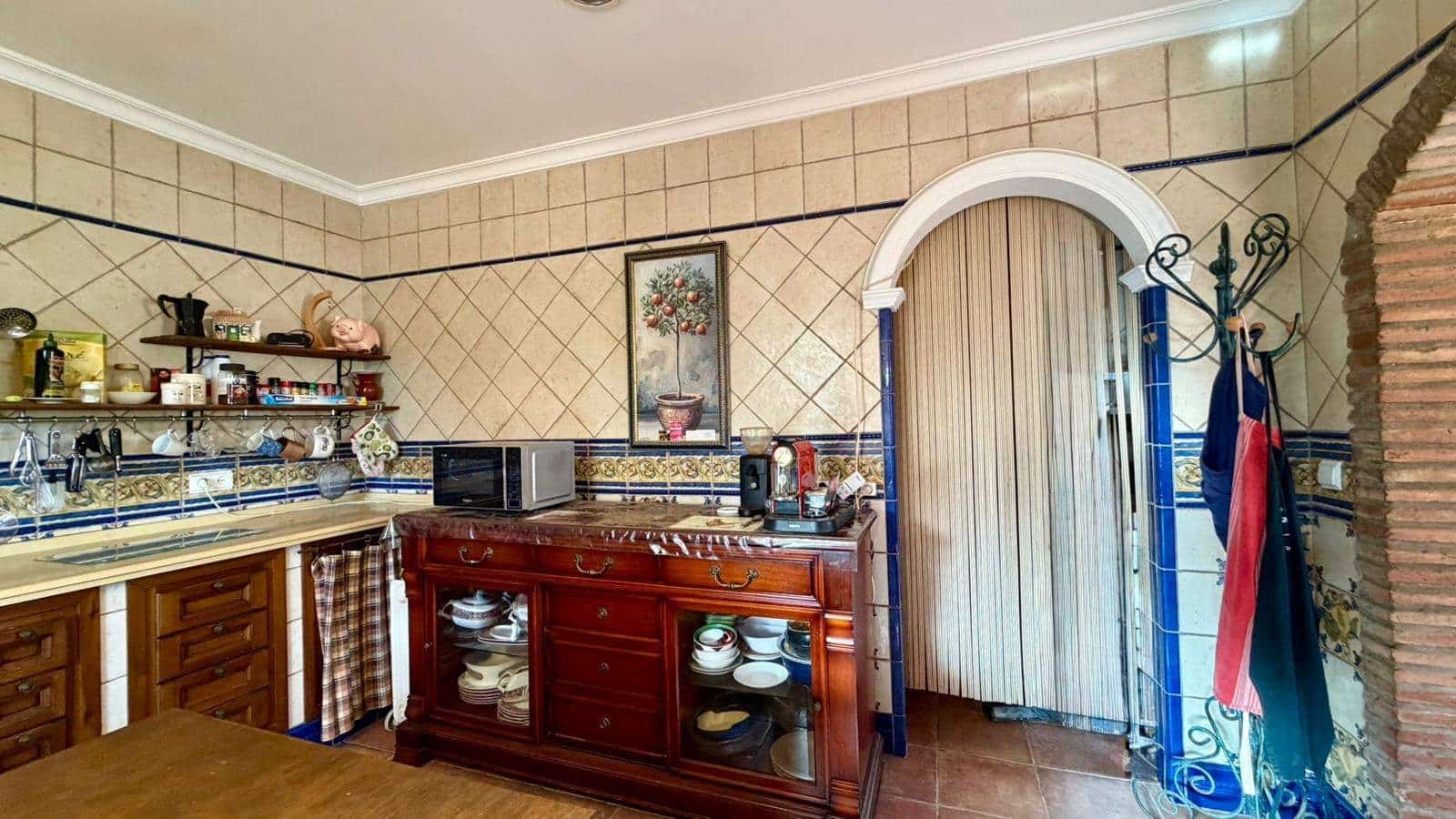 3 makuuhuone Huvila myytävänä paikassa La Linea de la Concepcion mukana uima-altaan 
autotalli - 480 000 € (Ref: 9482051)