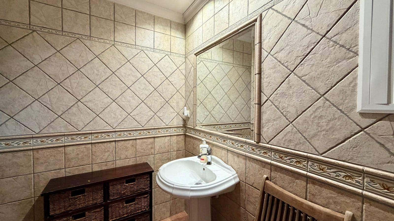 3 makuuhuone Huvila myytävänä paikassa La Linea de la Concepcion mukana uima-altaan 
autotalli - 480 000 € (Ref: 9482051)