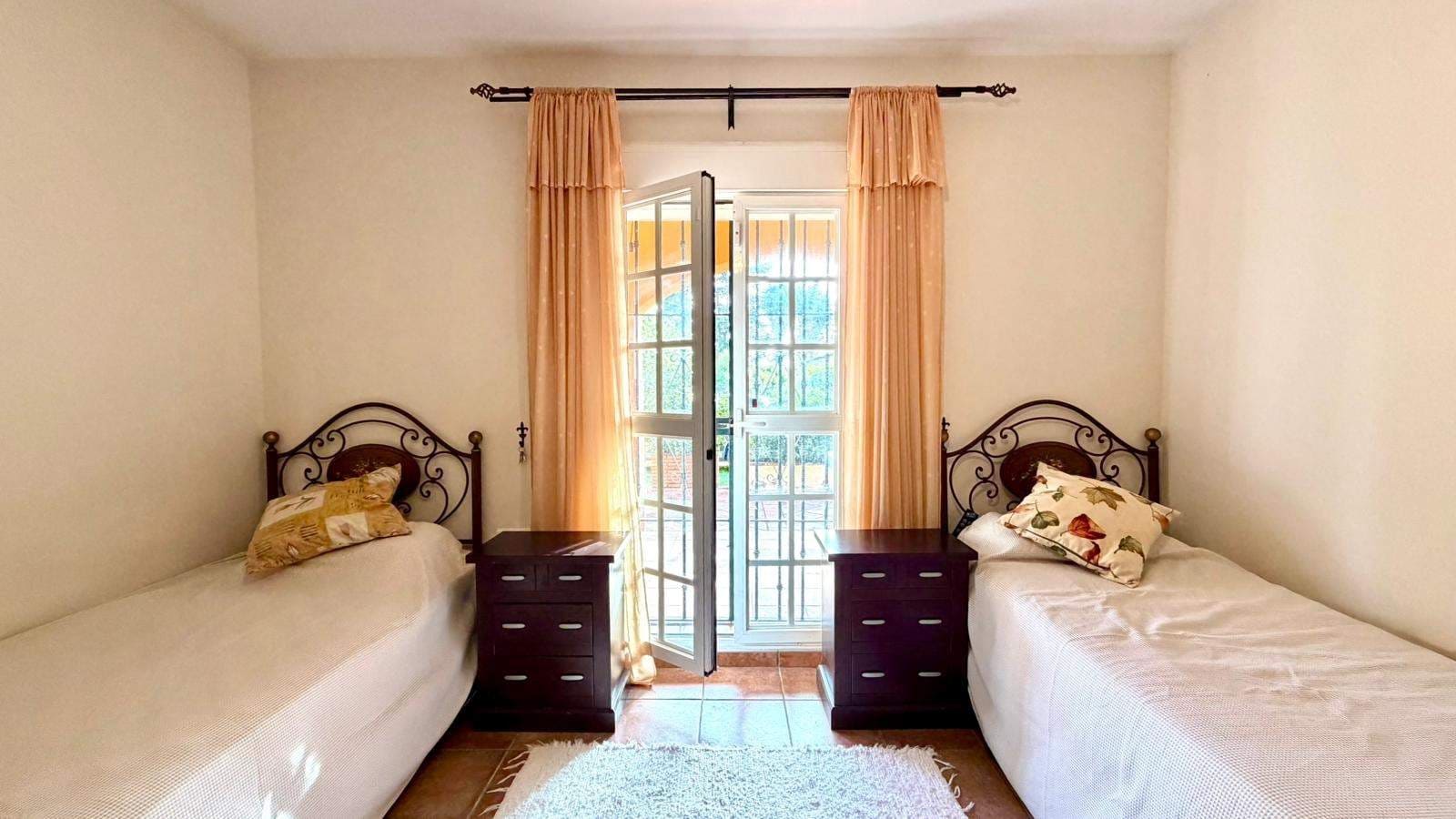 3 makuuhuone Huvila myytävänä paikassa La Linea de la Concepcion mukana uima-altaan 
autotalli - 480 000 € (Ref: 9482051)