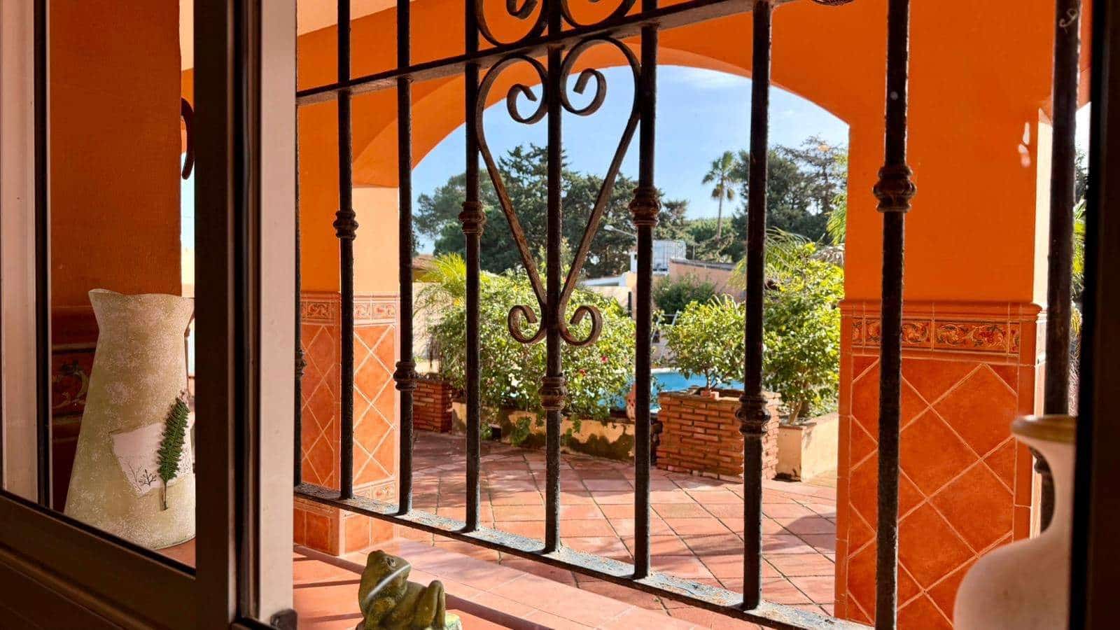 3 makuuhuone Huvila myytävänä paikassa La Linea de la Concepcion mukana uima-altaan 
autotalli - 480 000 € (Ref: 9482051)