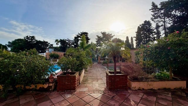 3 slaapkamer Villa te koop in La Línea de la Concepción met zwembad garage - € 480.000 (Ref: 9482051)