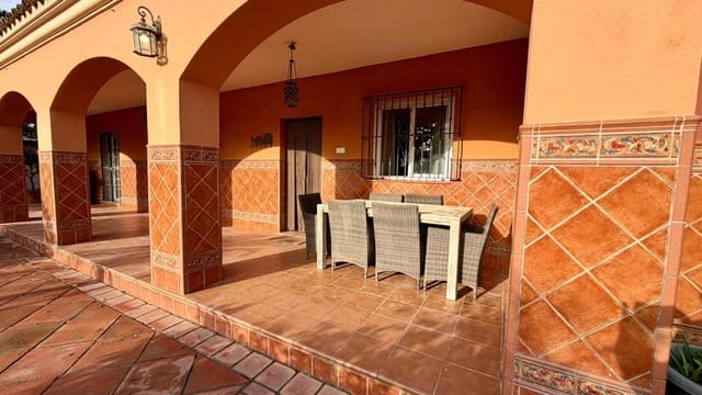 3 slaapkamer Villa te koop in La Línea de la Concepción met zwembad garage - € 480.000 (Ref: 9482051)