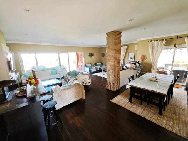 4 slaapkamer Villa te koop in Guadacorte, Los Barrios met zwembad garage - € 650.000 (Ref: 9502386)