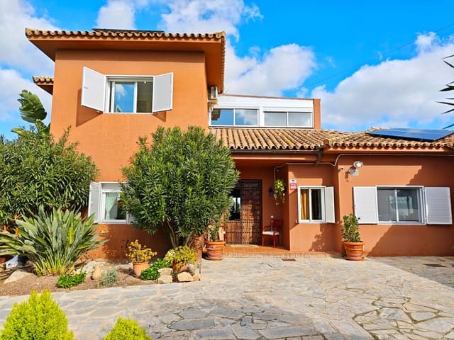 4 slaapkamer Villa te koop in Guadacorte, Los Barrios met zwembad garage - € 650.000 (Ref: 9502386)