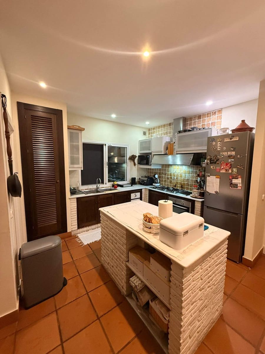 4 bedroom Villa for sale in Guadacorte with pool garage - € 595,000 (Ref: 9502386)
