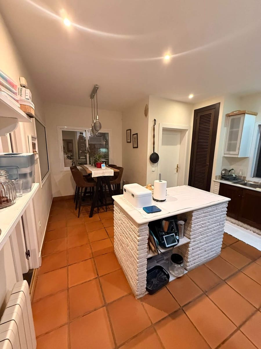 4 bedroom Villa for sale in Guadacorte with pool garage - € 595,000 (Ref: 9502386)