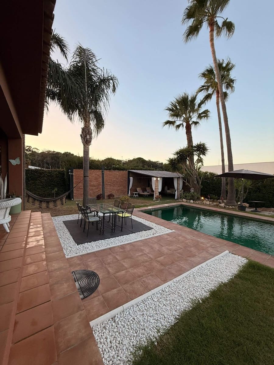 4 bedroom Villa for sale in Guadacorte with pool garage - € 595,000 (Ref: 9502386)