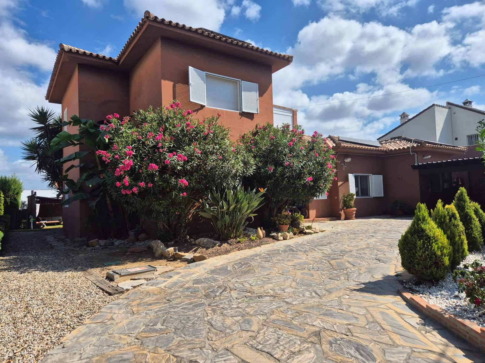 4 bedroom Villa for sale in Guadacorte with pool garage - € 595,000 (Ref: 9502386)