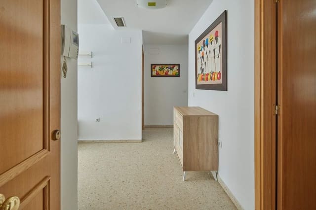 3 bedroom Flat for sale in Algeciras with pool garage - € 190,000 (Ref: 9502387)