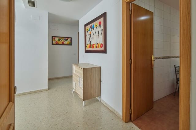 3 bedroom Flat for sale in Algeciras with pool garage - € 190,000 (Ref: 9502387)