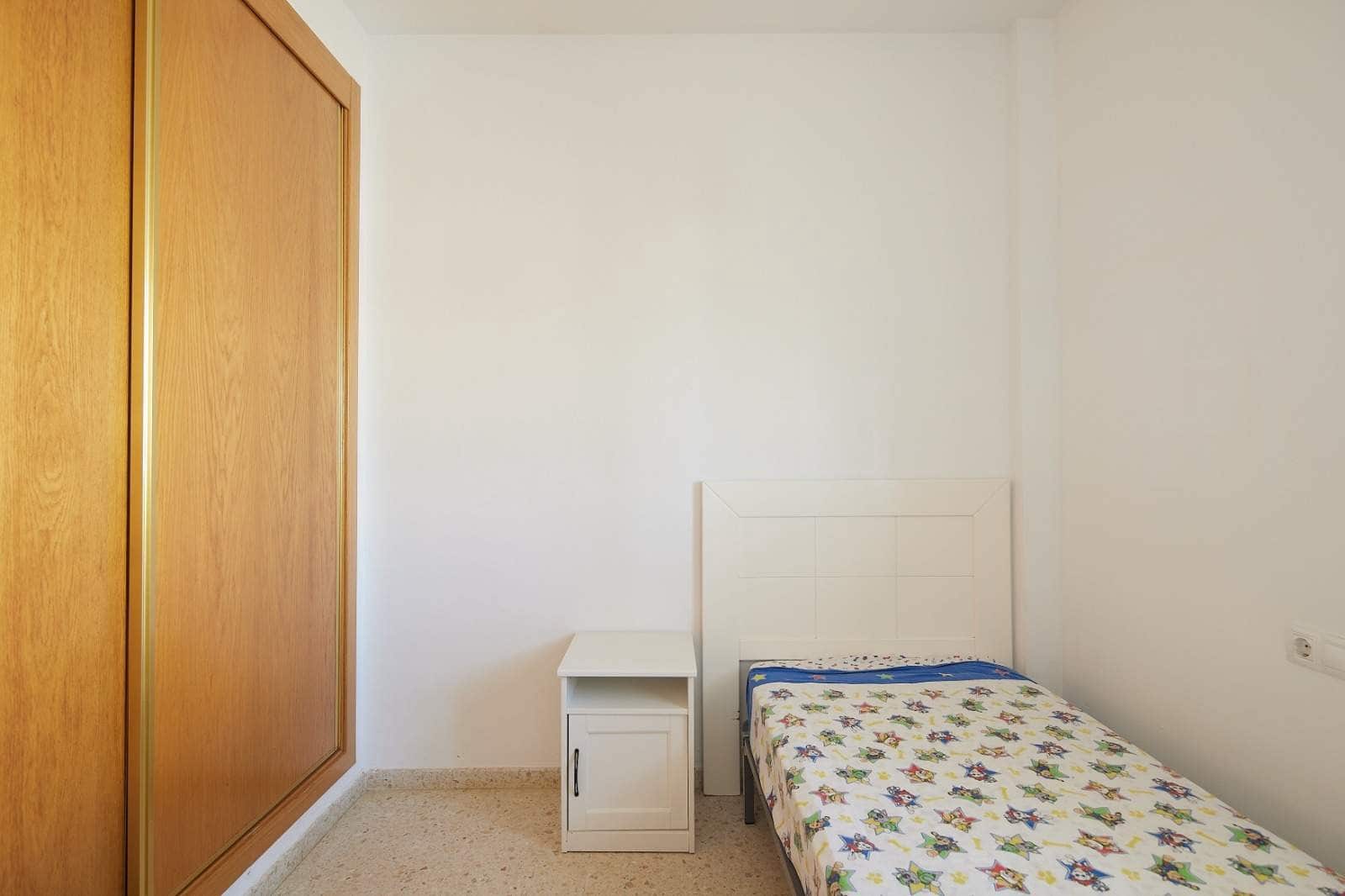 3 bedroom Flat for sale in Algeciras with pool garage - € 190,000 (Ref: 9502387)