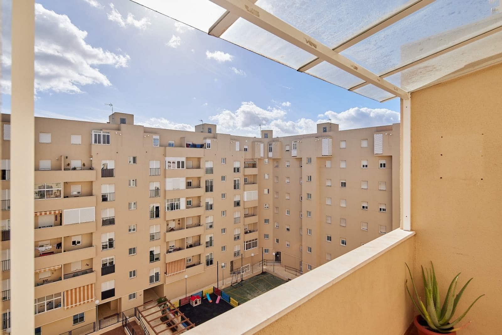 3 bedroom Flat for sale in Algeciras with pool garage - € 190,000 (Ref: 9502387)