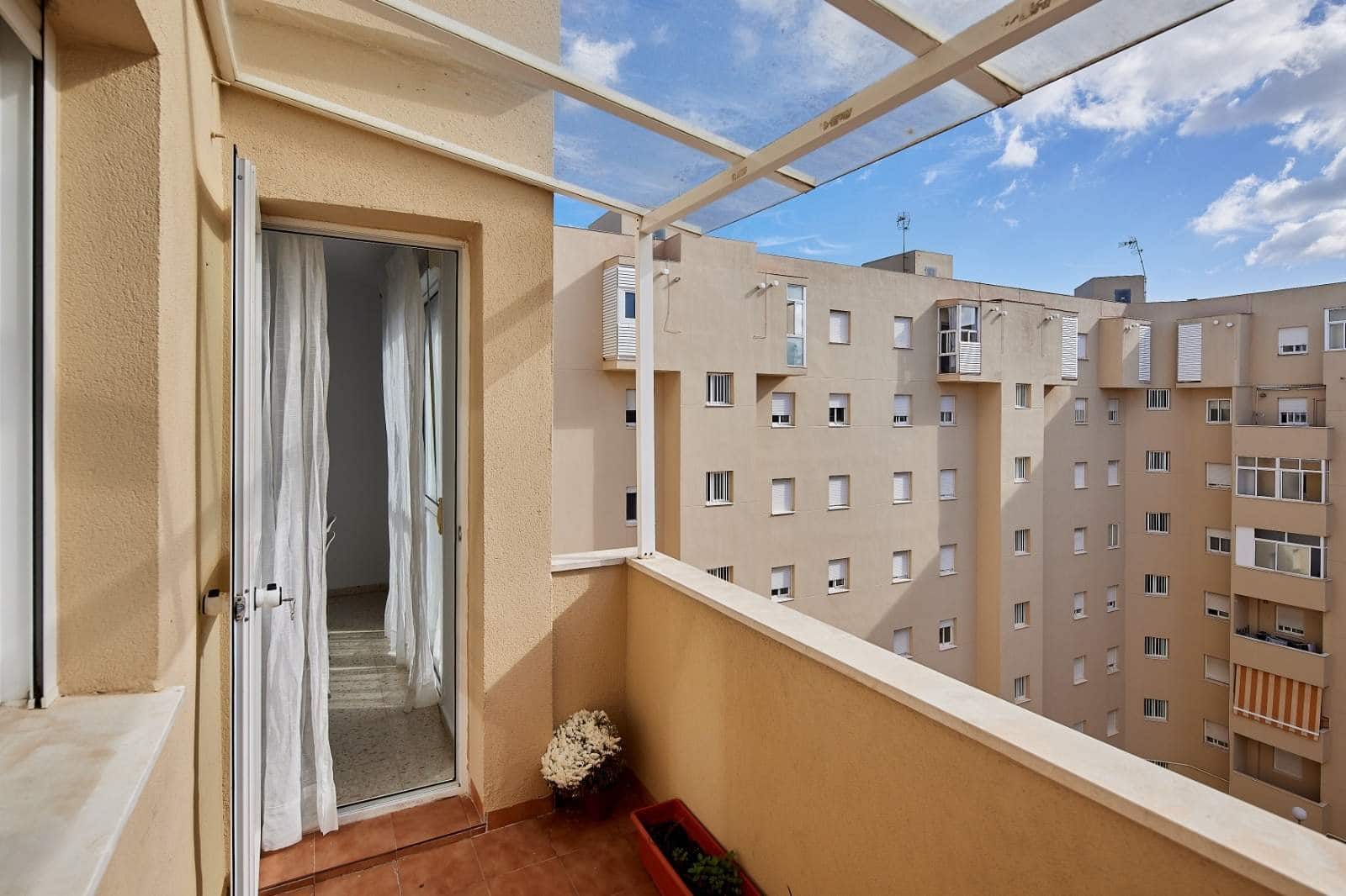 3 bedroom Flat for sale in Algeciras with pool garage - € 190,000 (Ref: 9502387)