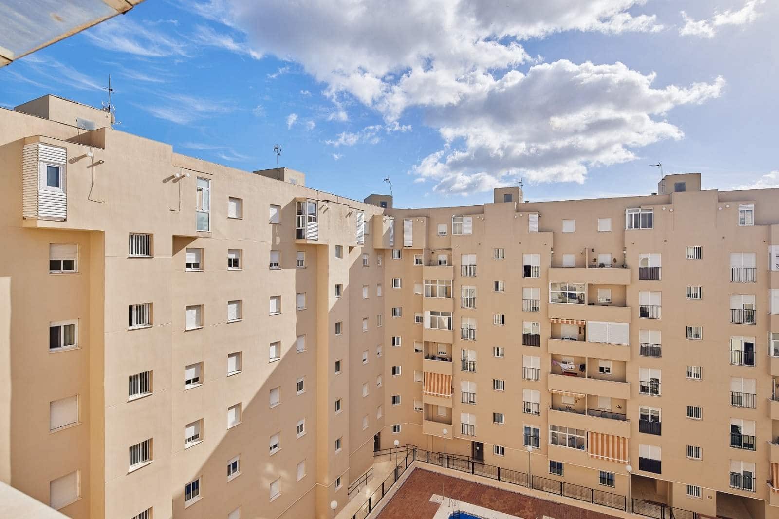 3 bedroom Flat for sale in Algeciras with pool garage - € 190,000 (Ref: 9502387)