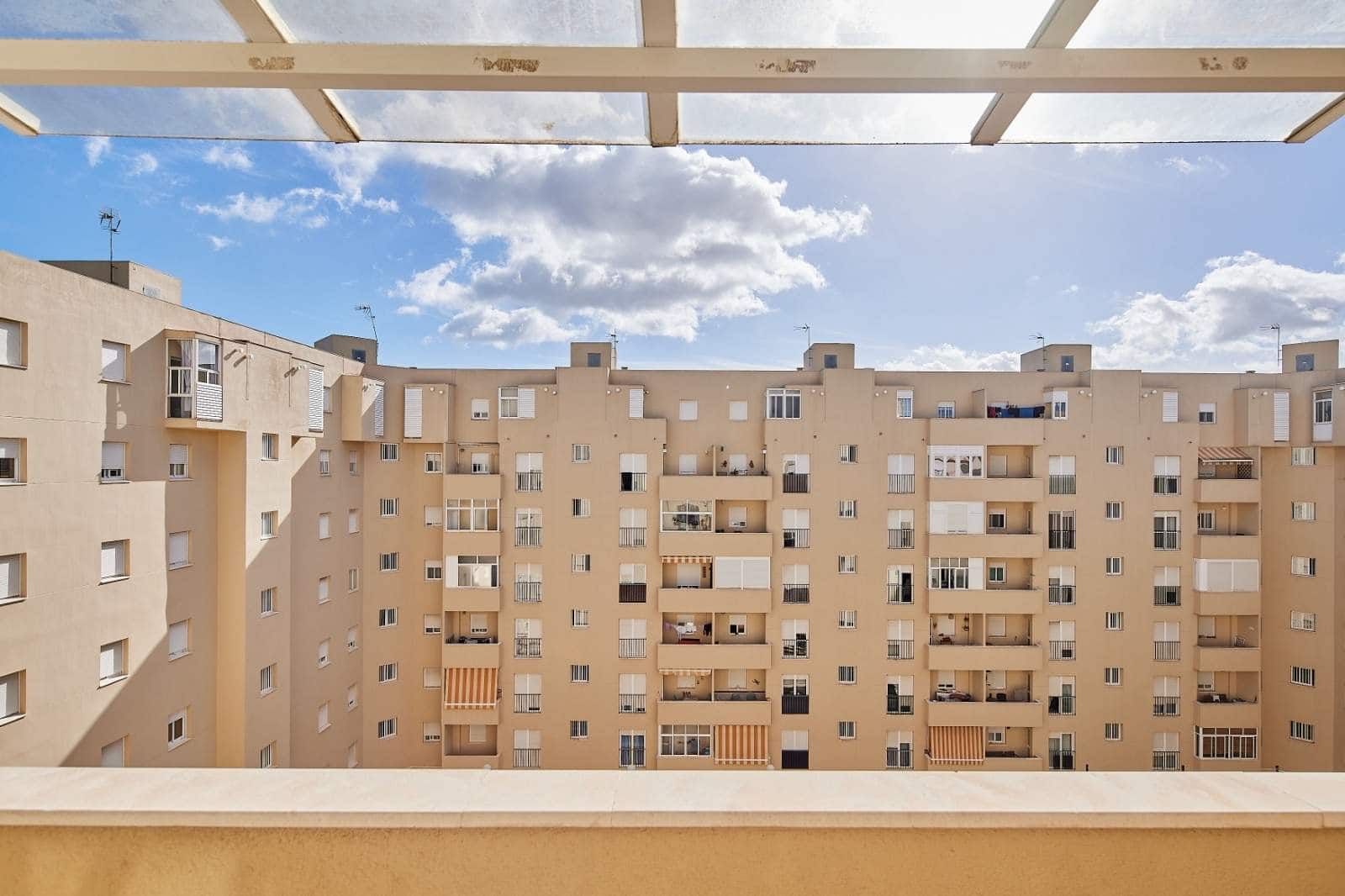 3 bedroom Flat for sale in Algeciras with pool garage - € 190,000 (Ref: 9502387)