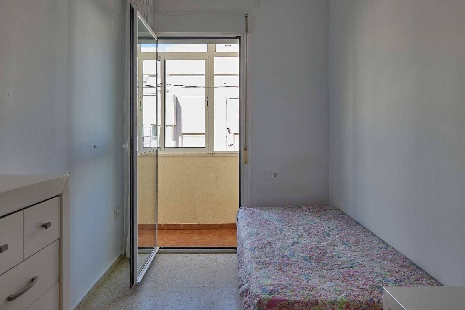 3 bedroom Flat for sale in Algeciras with pool garage - € 190,000 (Ref: 9502387)