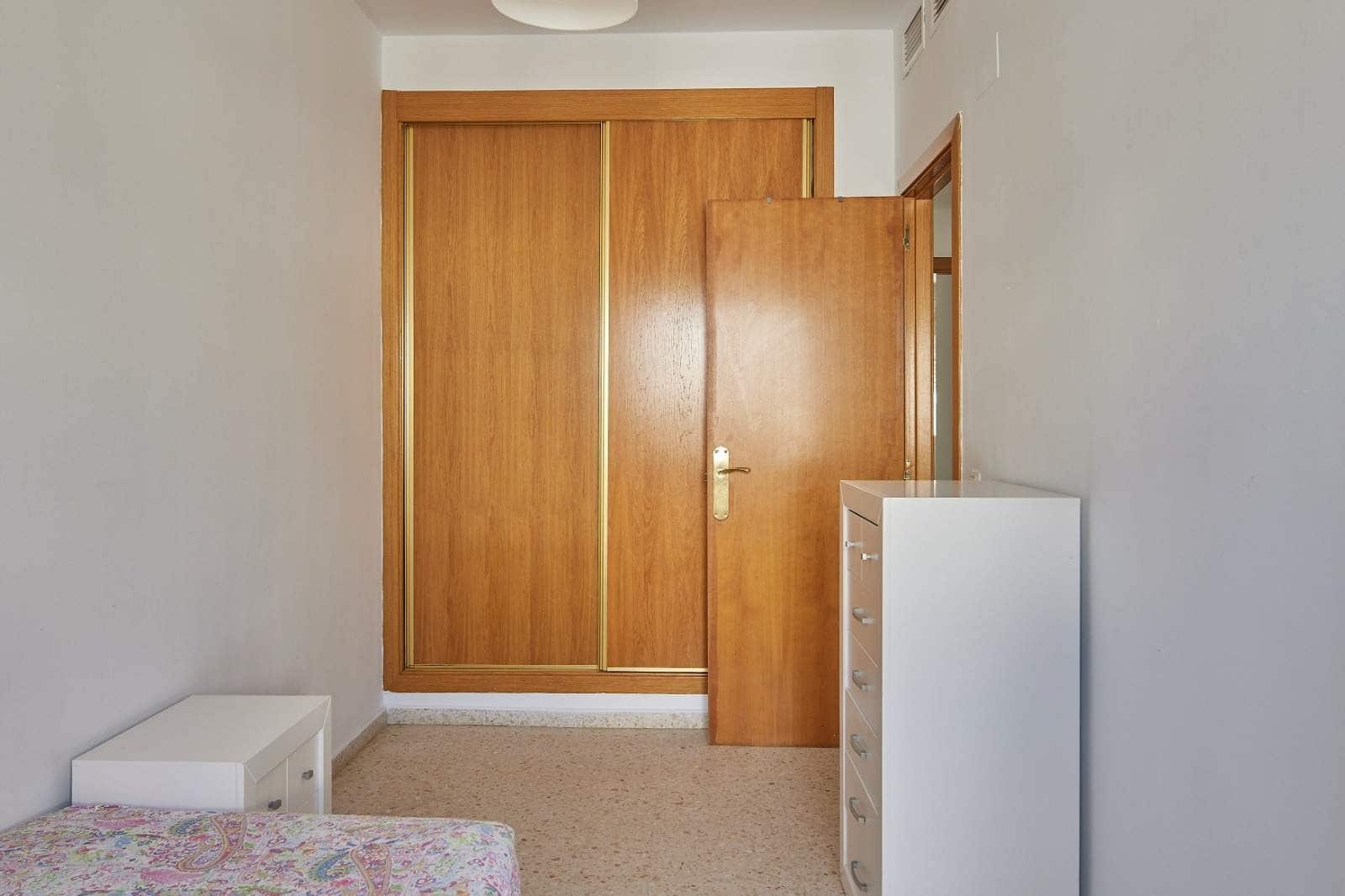 3 bedroom Flat for sale in Algeciras with pool garage - € 190,000 (Ref: 9502387)