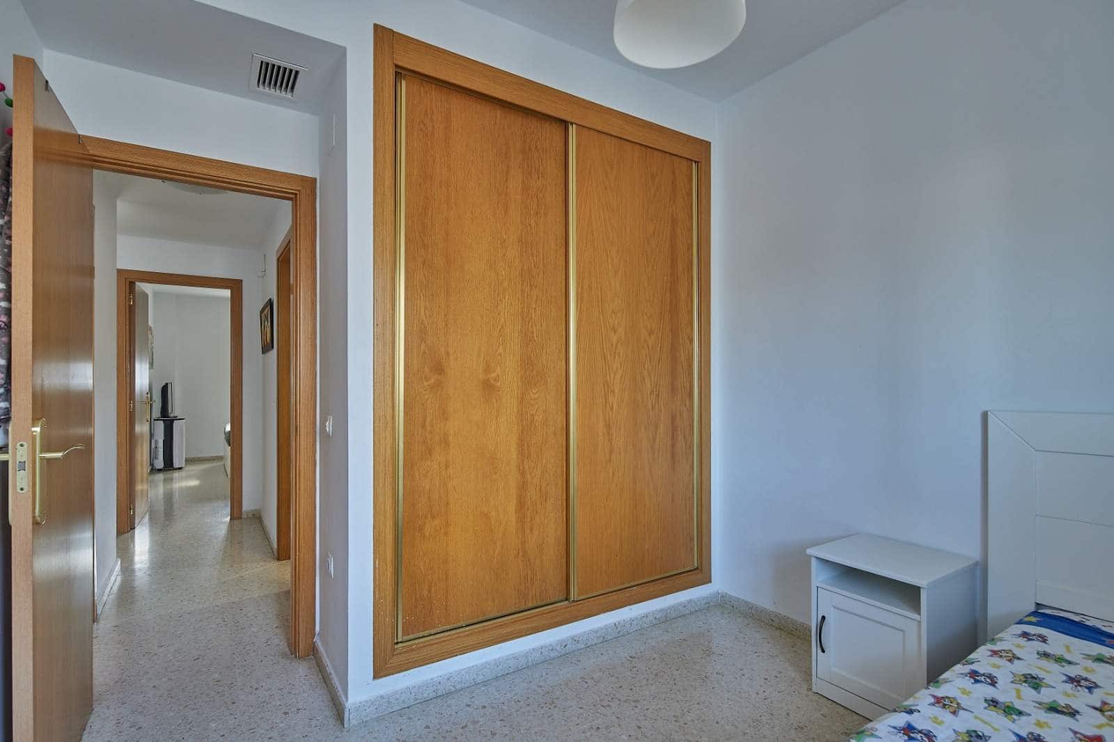 3 bedroom Flat for sale in Algeciras with pool garage - € 190,000 (Ref: 9502387)