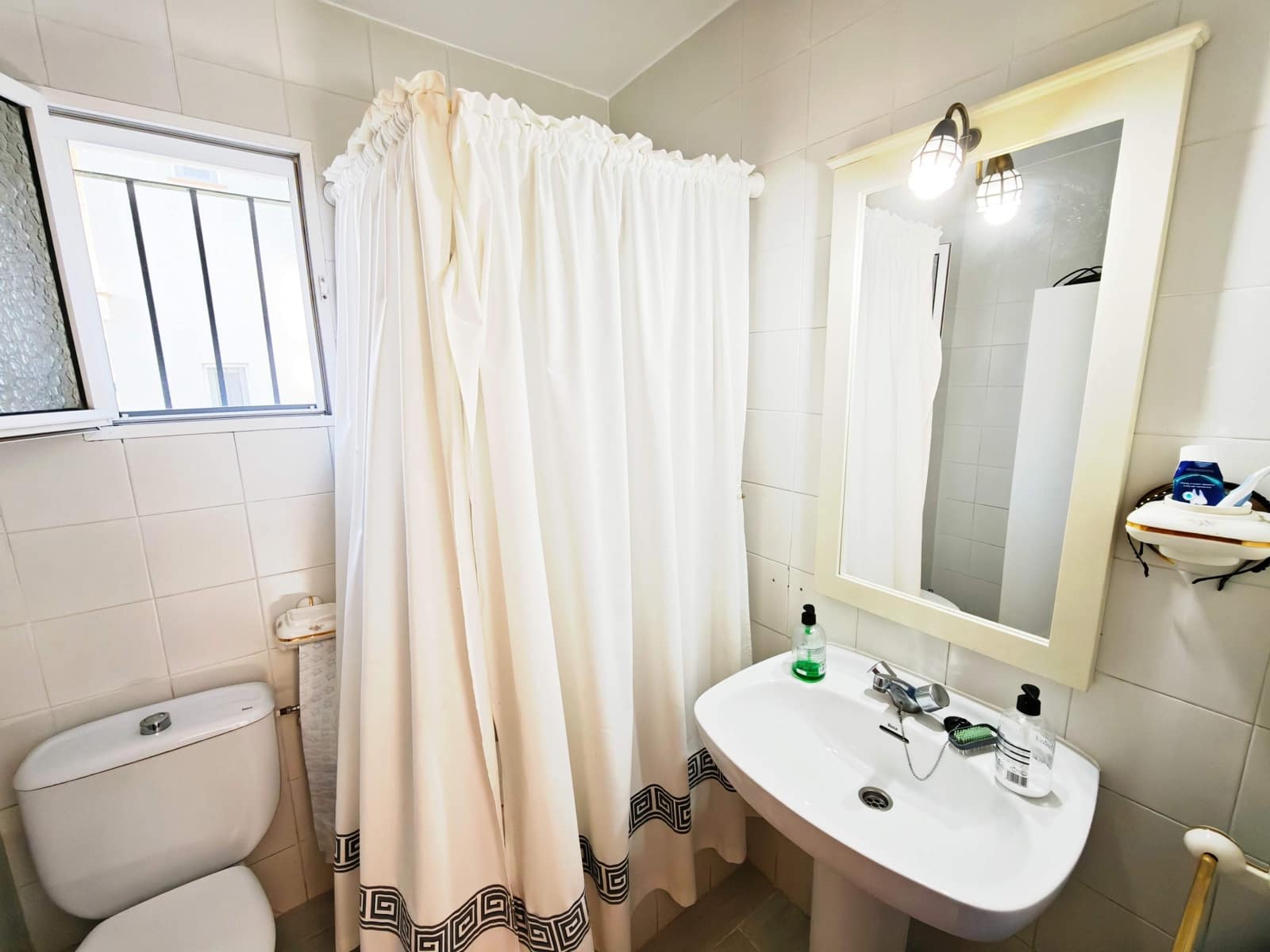 4 soverom Kjedet enebolig til salgs i Algeciras med svømmebasseng garasje - € 450 000 (Ref: 9502389)