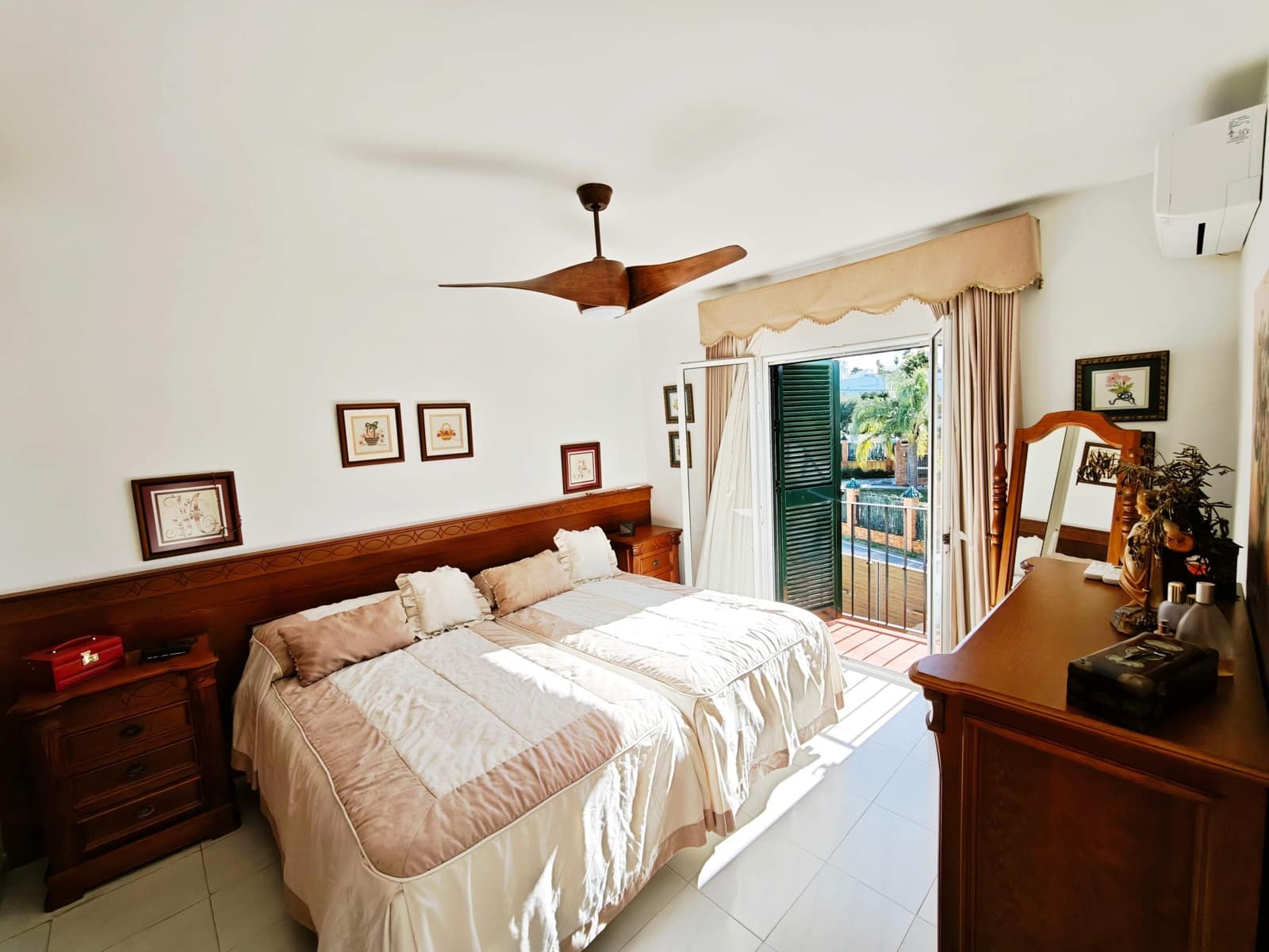 4 soverom Kjedet enebolig til salgs i Algeciras med svømmebasseng garasje - € 450 000 (Ref: 9502389)