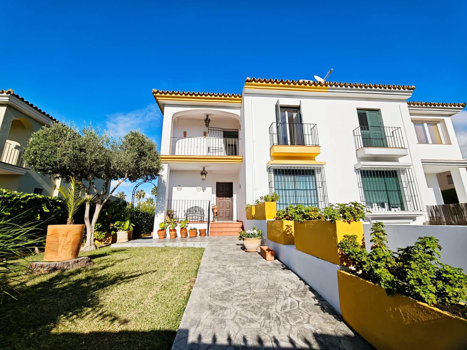 4 soverom Kjedet enebolig til salgs i Algeciras med svømmebasseng garasje - € 450 000 (Ref: 9502389)