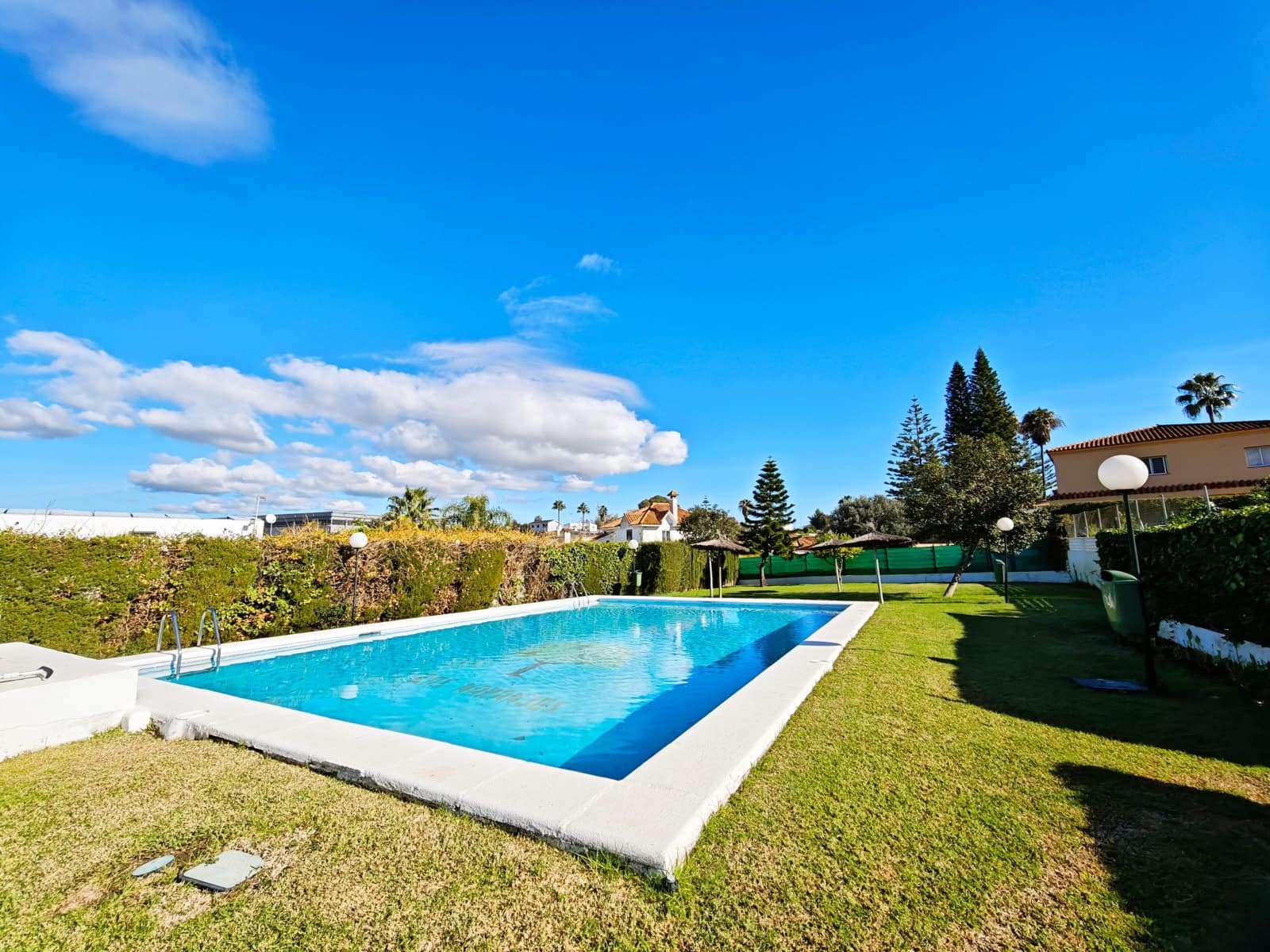 4 soverom Kjedet enebolig til salgs i Algeciras med svømmebasseng garasje - € 450 000 (Ref: 9502389)