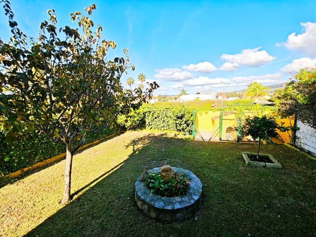 4 soverom Kjedet enebolig til salgs i Algeciras med svømmebasseng garasje - € 450 000 (Ref: 9502389)