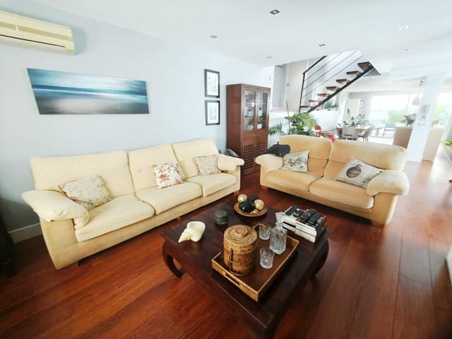 4 chambre Villa/Maison Semi-Mitoyenne à vendre à Algeciras avec garage - 550 000 € (Ref: 9502390)