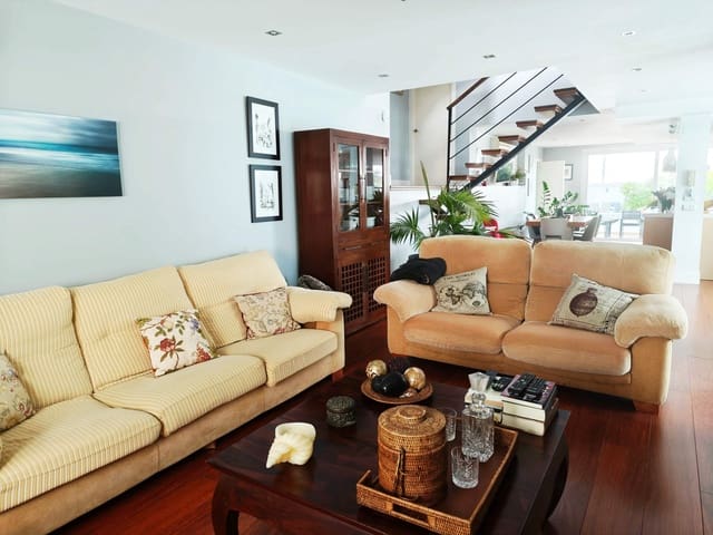 4 chambre Villa/Maison Semi-Mitoyenne à vendre à Algeciras avec garage - 550 000 € (Ref: 9502390)