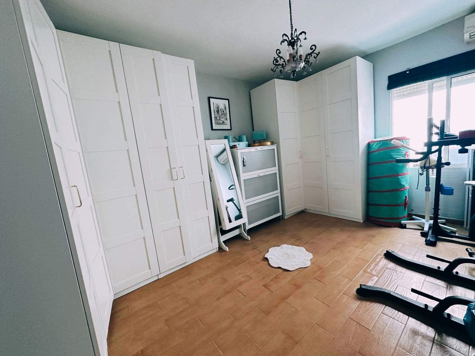 3 bedroom Flat for sale in La Linea de la Concepcion - € 223,000 (Ref: 9524336)