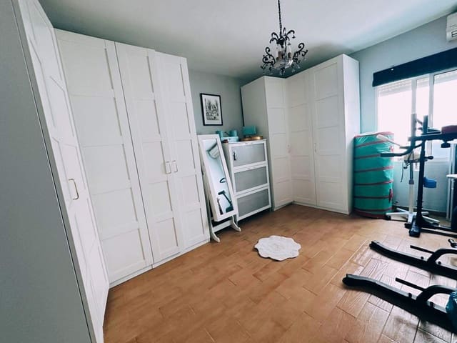 3 bedroom Flat for sale in La Línea de la Concepción - € 223,000 (Ref: 9524336)