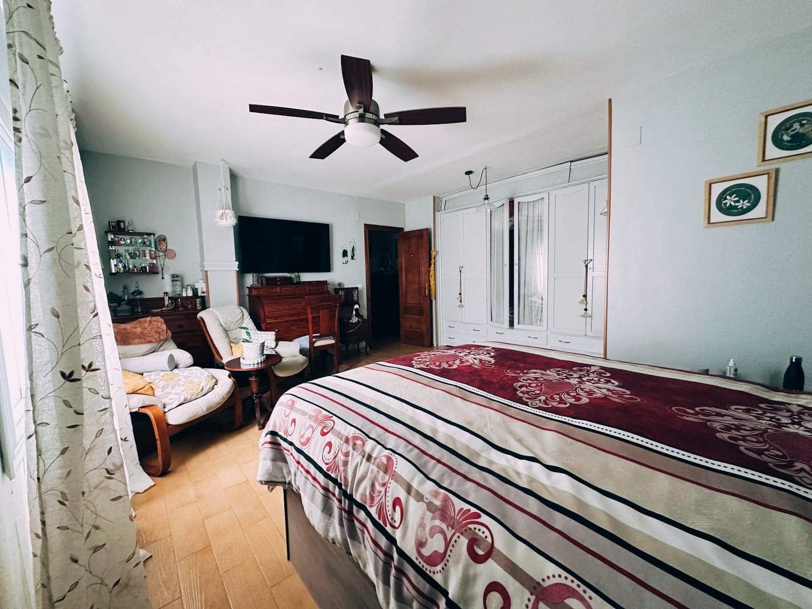 3 bedroom Flat for sale in La Linea de la Concepcion - € 223,000 (Ref: 9524336)