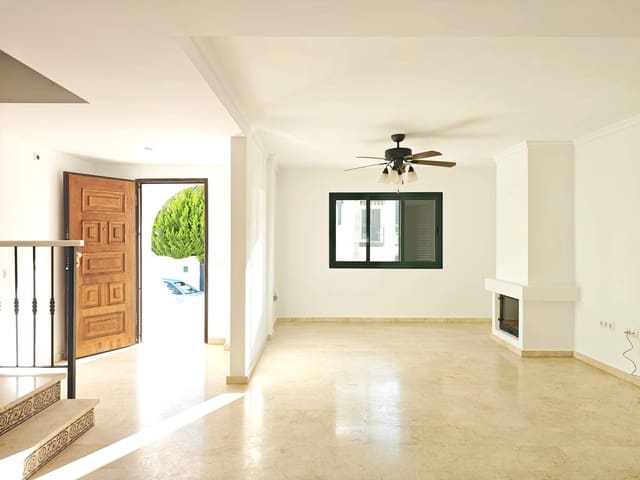 Adosado de 3 habitaciones en Manilva en venta con piscina garaje - 590.000 € (Ref: 9530584)