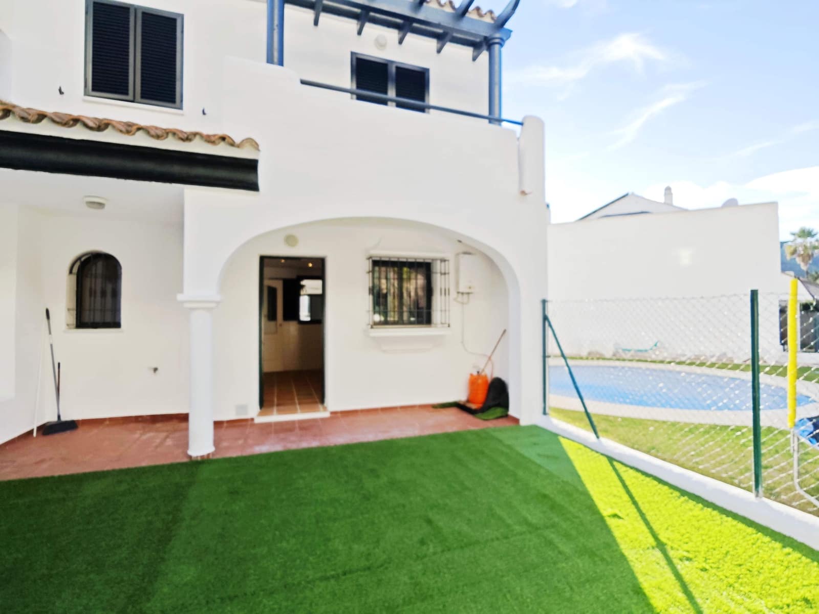 Adosado de 3 habitaciones en Manilva en venta con piscina garaje - 590.000 € (Ref: 9530584)