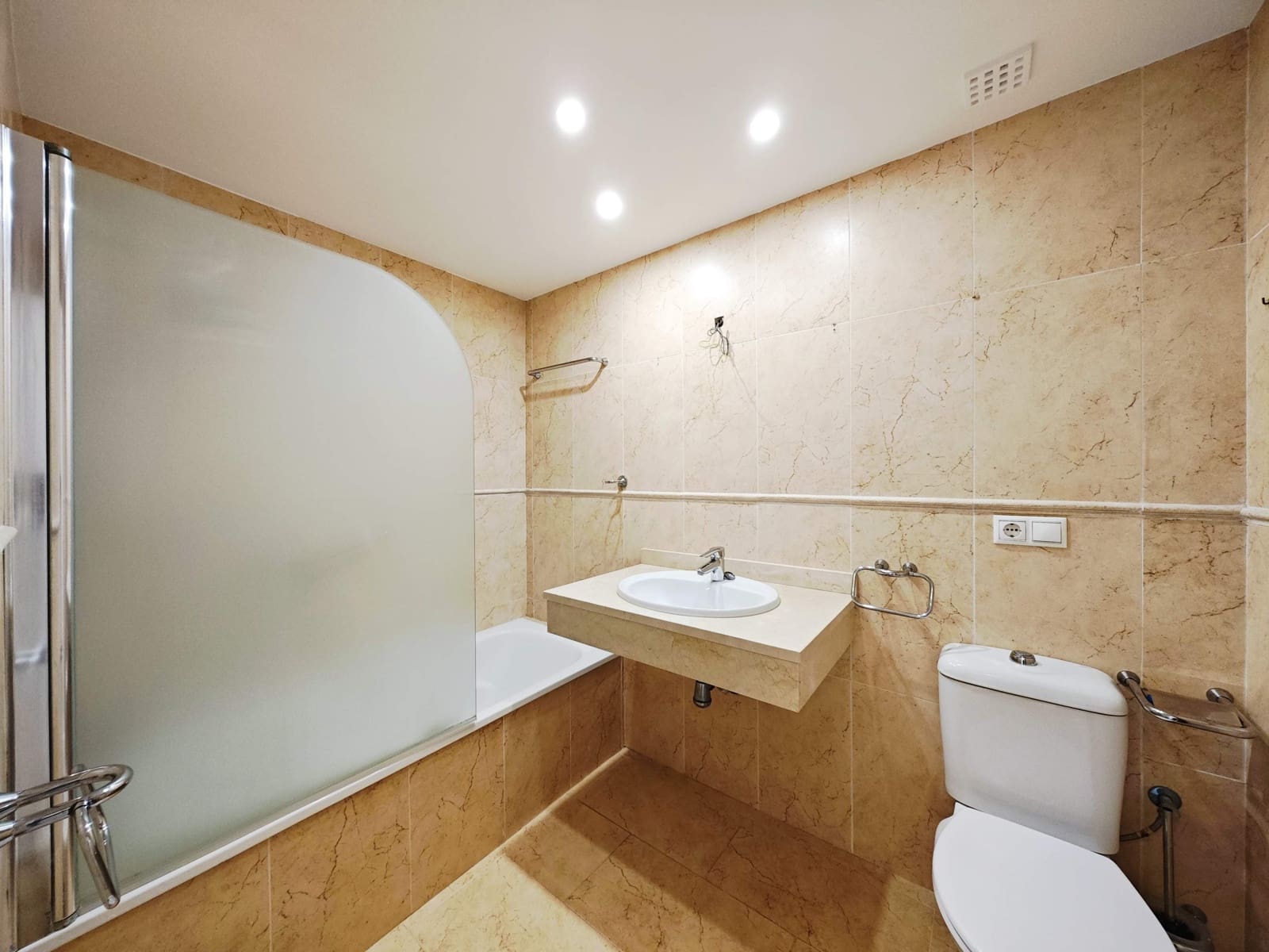 Adosado de 3 habitaciones en Manilva en venta con piscina garaje - 590.000 € (Ref: 9530584)