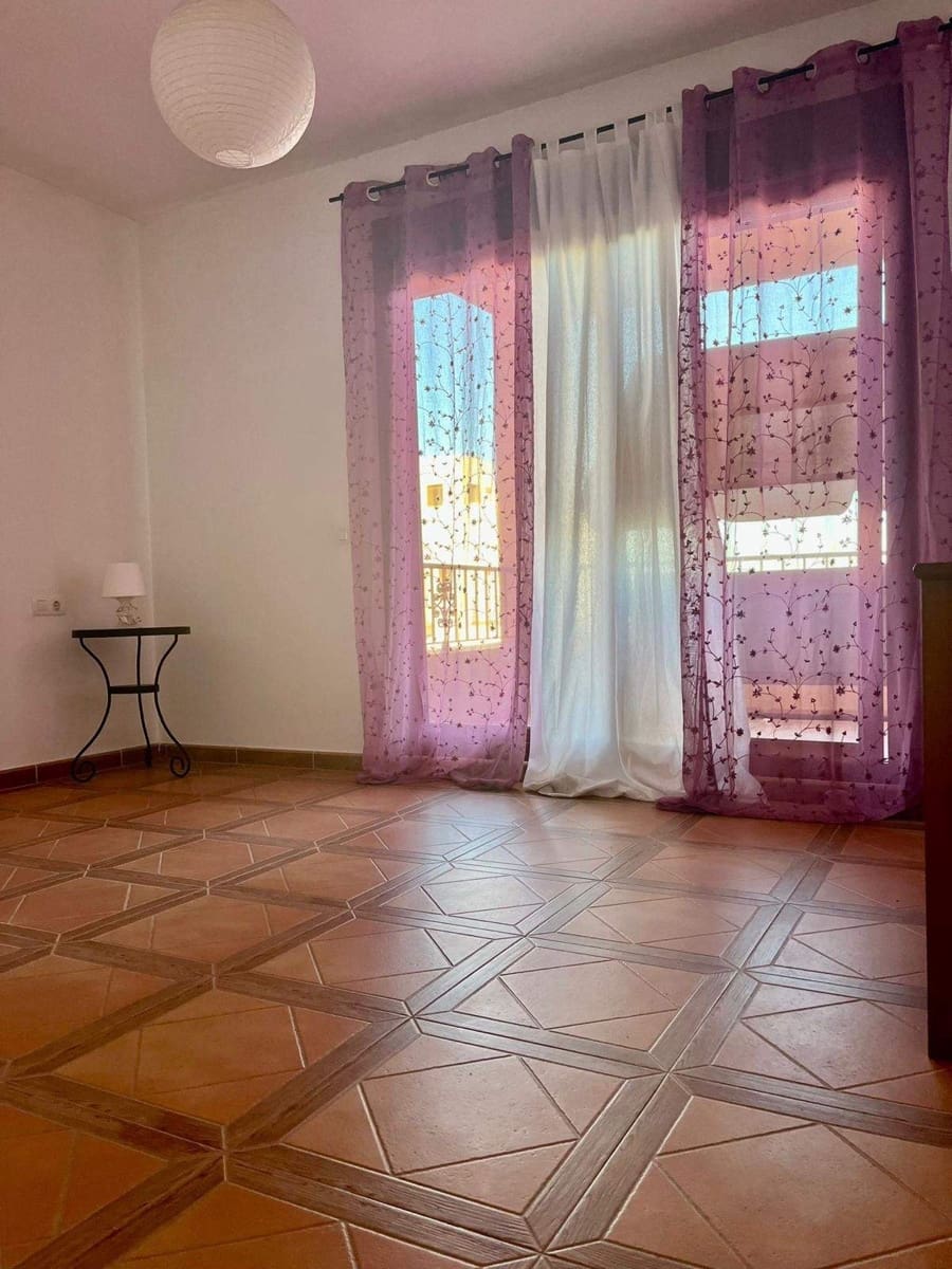 2 makuuhuone Asunto myytävänä paikassa La Linea de la Concepcion mukana uima-altaan 
autotalli - 208 000 € (Ref: 9533783)