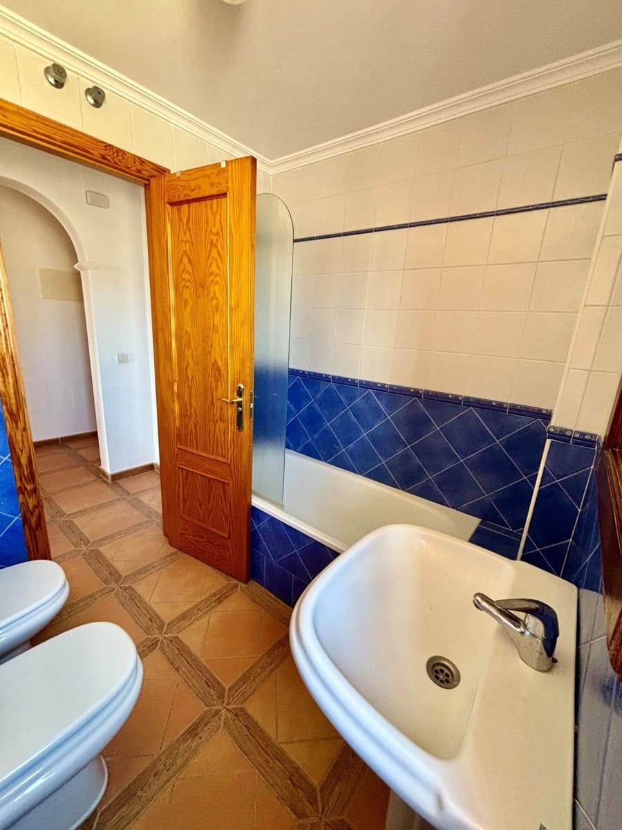 2 makuuhuone Asunto myytävänä paikassa La Linea de la Concepcion mukana uima-altaan 
autotalli - 208 000 € (Ref: 9533783)