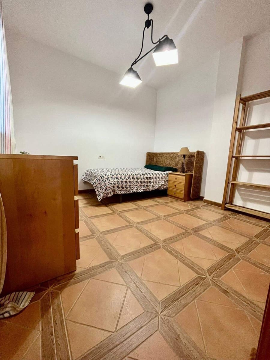 2 makuuhuone Asunto myytävänä paikassa La Linea de la Concepcion mukana uima-altaan 
autotalli - 208 000 € (Ref: 9533783)