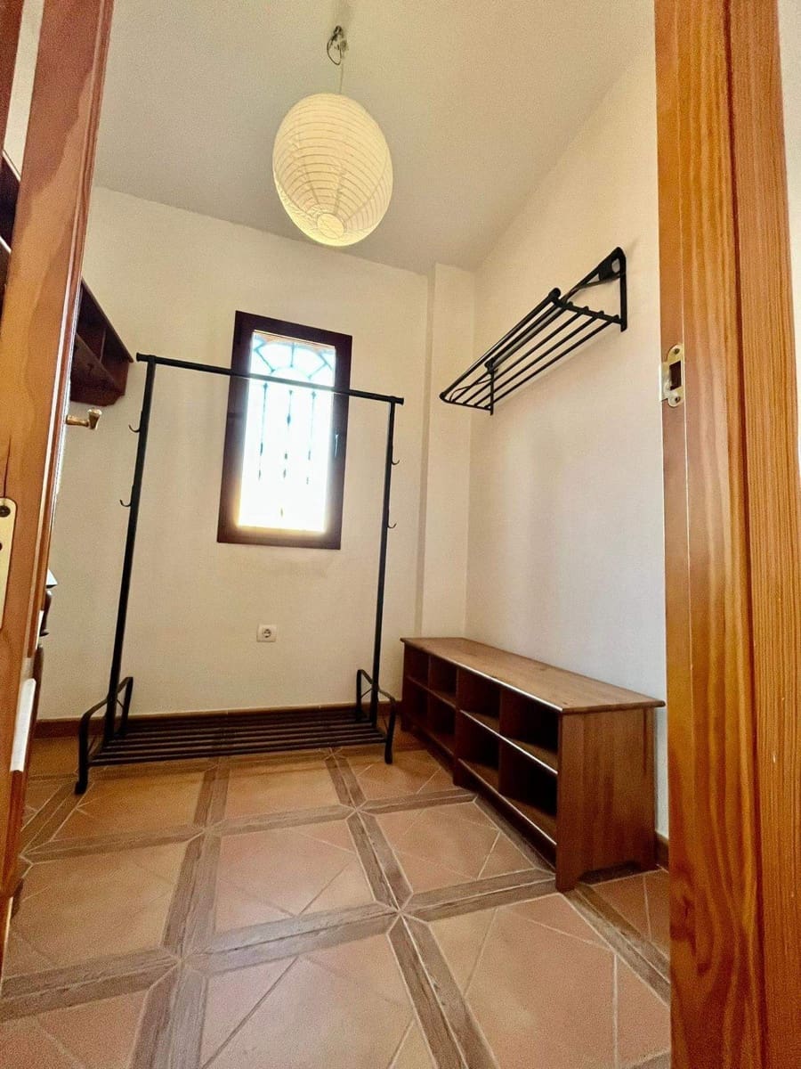 2 makuuhuone Asunto myytävänä paikassa La Linea de la Concepcion mukana uima-altaan 
autotalli - 208 000 € (Ref: 9533783)