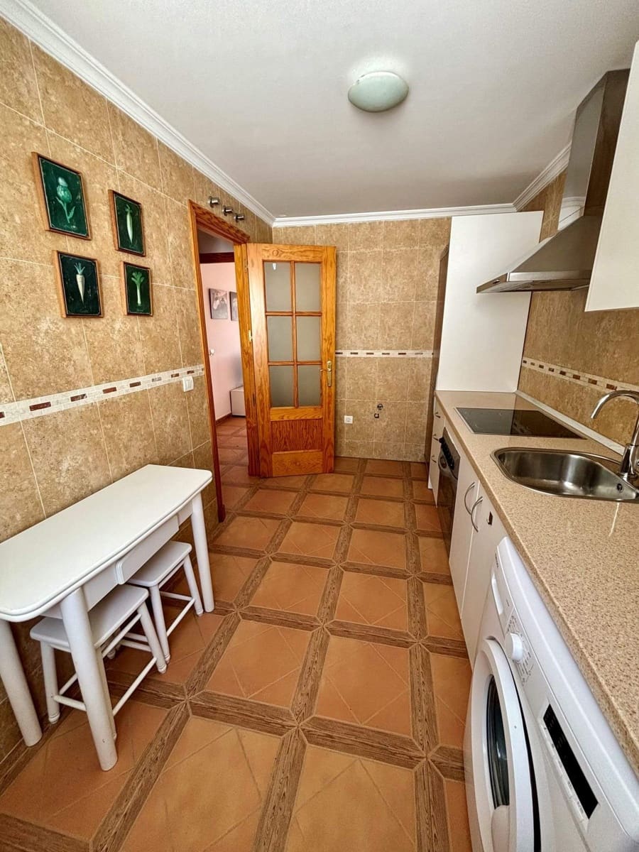 2 makuuhuone Asunto myytävänä paikassa La Linea de la Concepcion mukana uima-altaan 
autotalli - 208 000 € (Ref: 9533783)