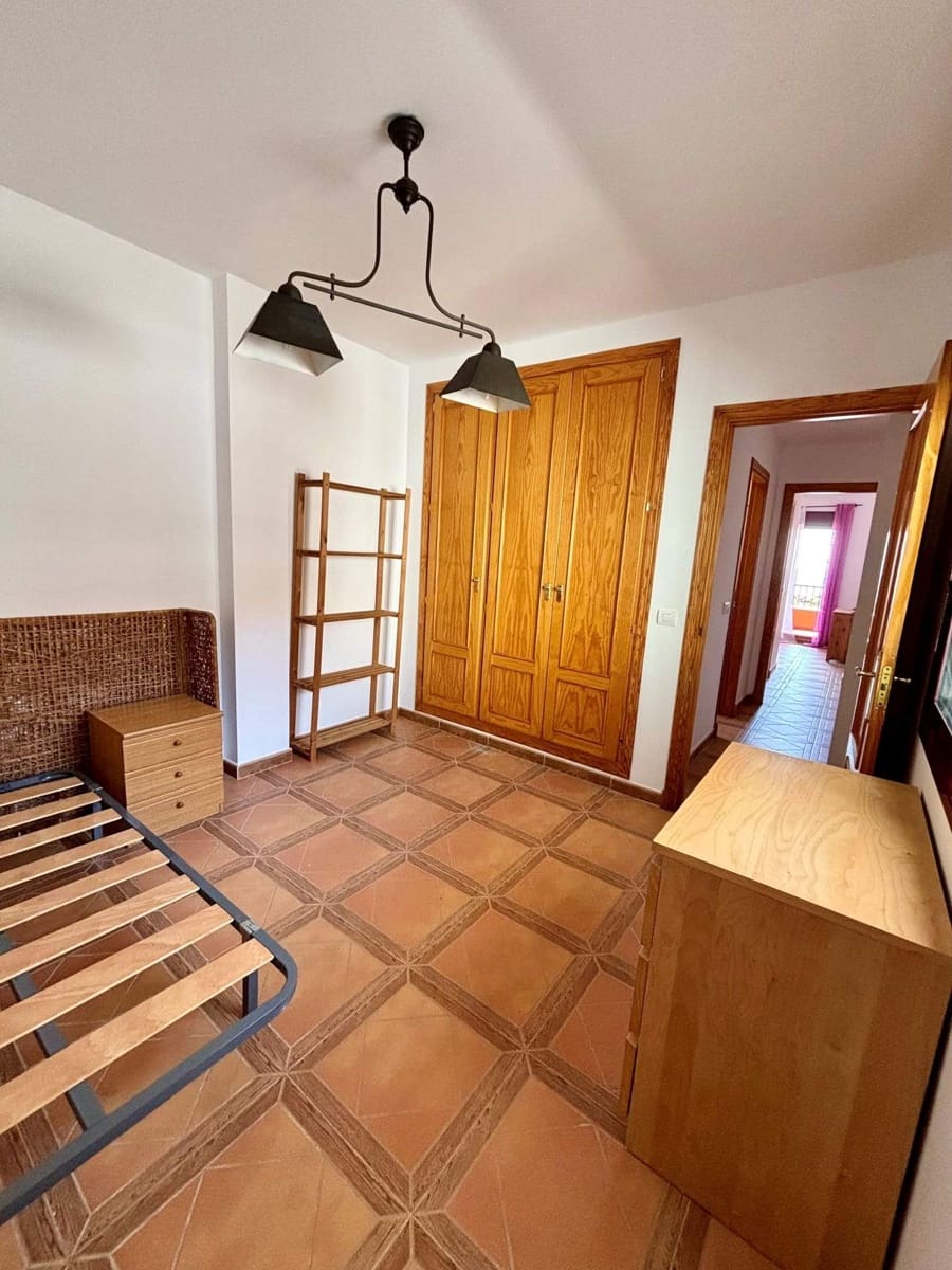 2 makuuhuone Asunto myytävänä paikassa La Linea de la Concepcion mukana uima-altaan 
autotalli - 208 000 € (Ref: 9533783)