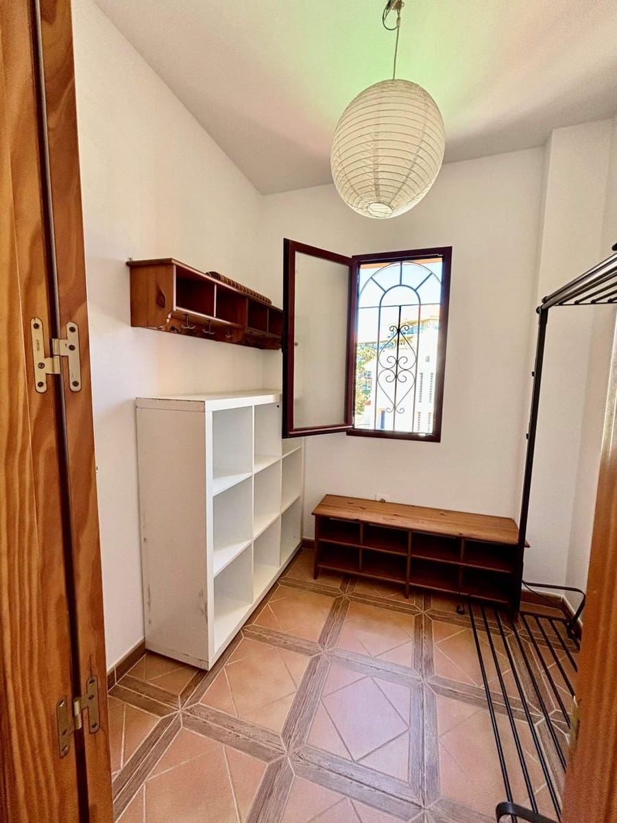 2 makuuhuone Asunto myytävänä paikassa La Linea de la Concepcion mukana uima-altaan 
autotalli - 208 000 € (Ref: 9533783)