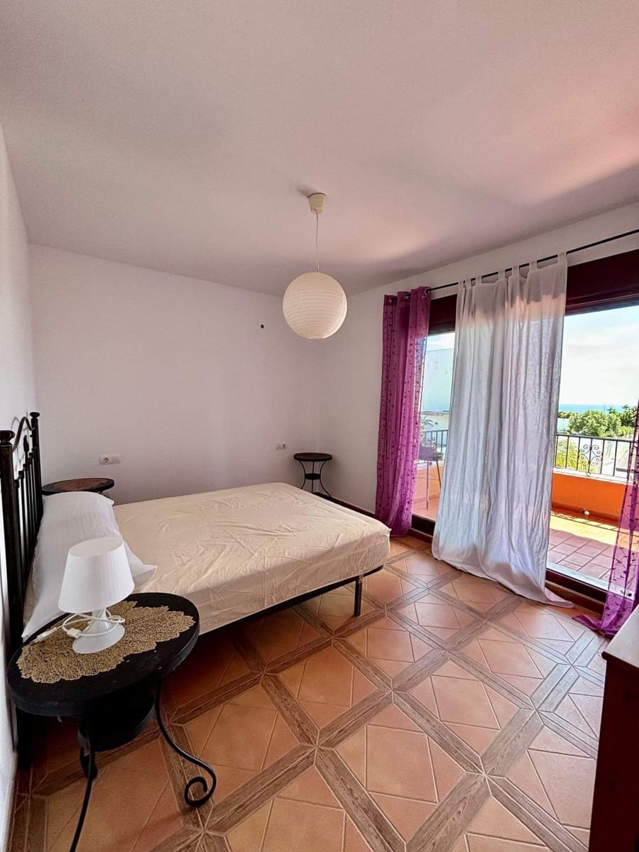 2 makuuhuone Asunto myytävänä paikassa La Linea de la Concepcion mukana uima-altaan 
autotalli - 208 000 € (Ref: 9533783)