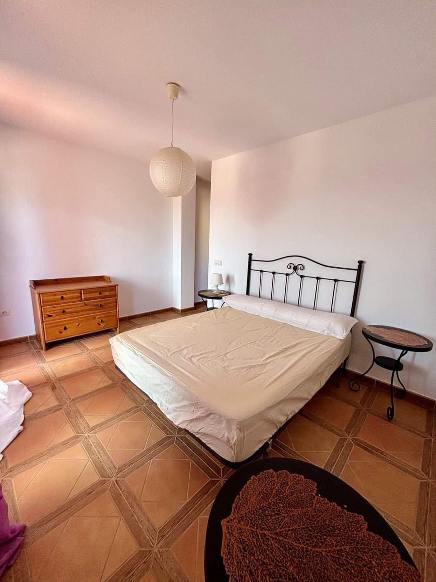 2 makuuhuone Asunto myytävänä paikassa La Linea de la Concepcion mukana uima-altaan 
autotalli - 208 000 € (Ref: 9533783)