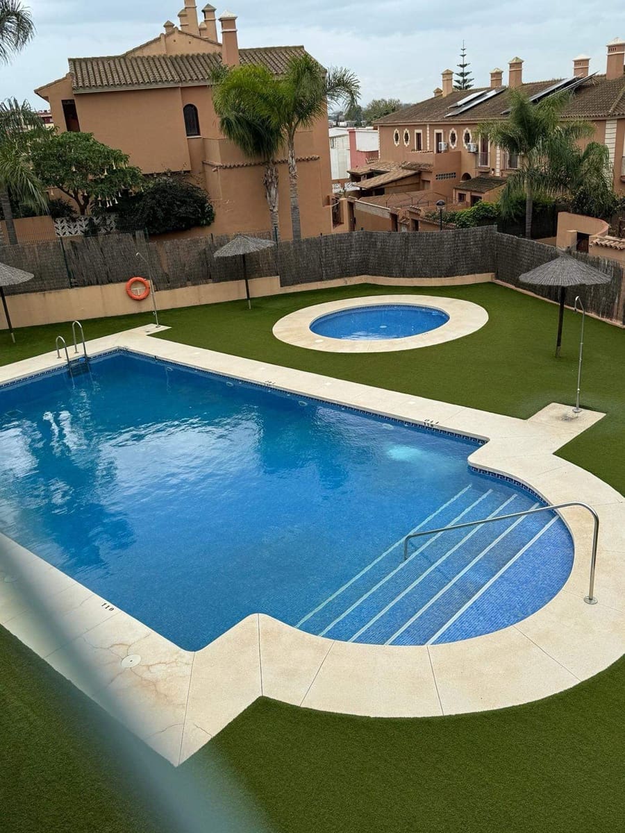 2 makuuhuone Asunto myytävänä paikassa La Linea de la Concepcion mukana uima-altaan 
autotalli - 208 000 € (Ref: 9533783)