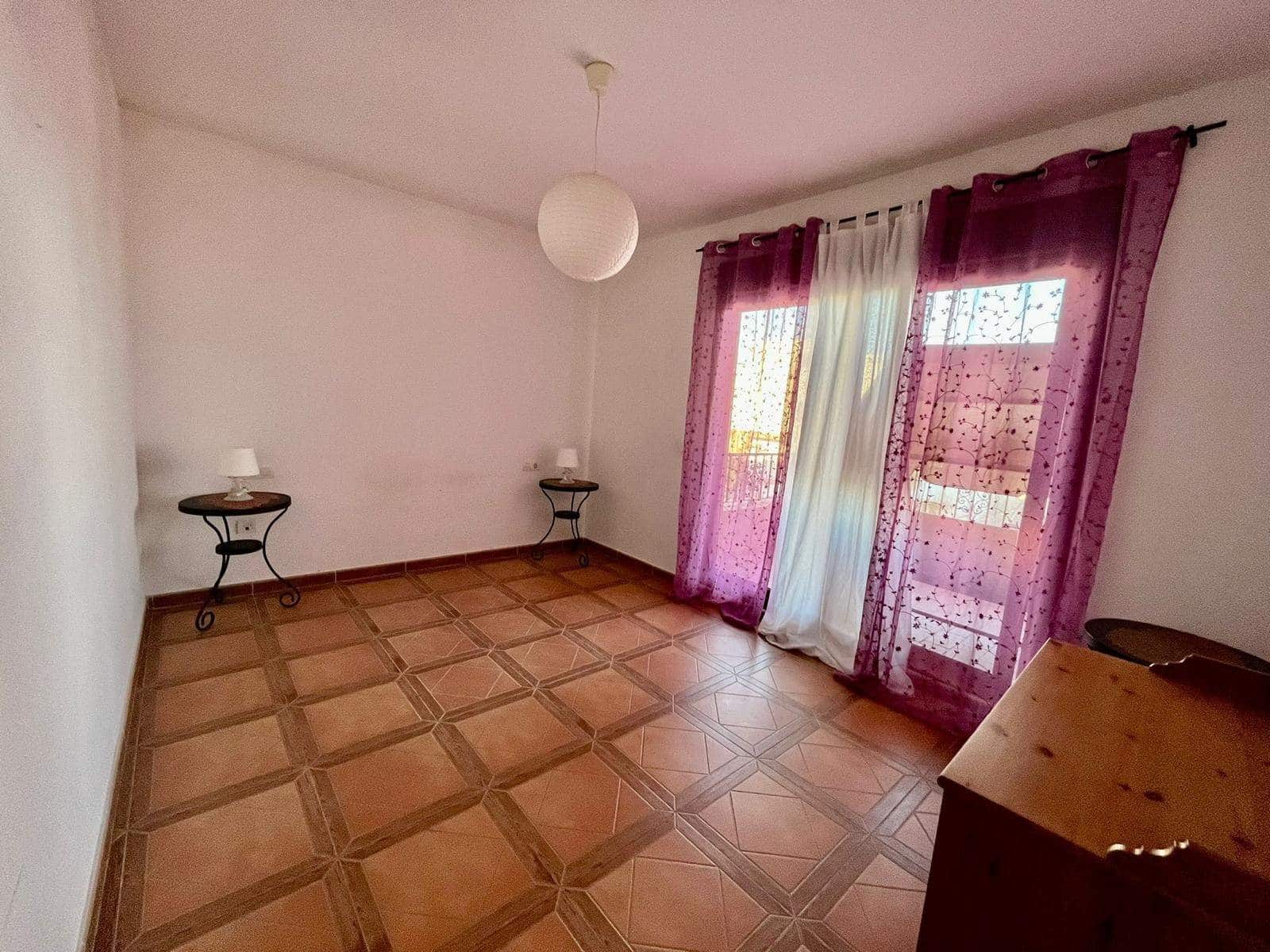 2 makuuhuone Asunto myytävänä paikassa La Linea de la Concepcion mukana uima-altaan 
autotalli - 208 000 € (Ref: 9533783)